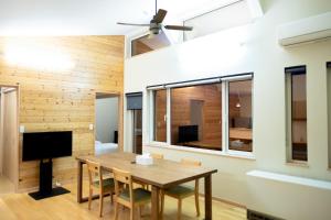 d'une salle à manger avec une table et un ventilateur de plafond. dans l'établissement 湯の里699, à Kombu