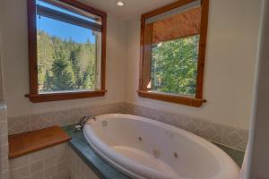 La salle de bains est pourvue d'une baignoire et de 2 fenêtres. dans l'établissement Swiss Chalet-Palisades, 6 BR, Hot Tub, Pets Ok, Ski Shuttle!, à Olympic Valley 31 autres photos