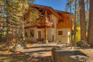 une maison dans les bois avec un balcon dans l'établissement Swiss Chalet-Palisades, 6 BR, Hot Tub, Pets Ok, Ski Shuttle!, à Olympic Valley