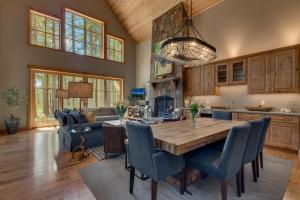 Il dispose d'une cuisine et d'un salon avec une table et des chaises en bois. dans l'établissement Truckee Treasure at Grays Crossing by Tahoe Getaways - Relaxing Home w Private Hot Tub, Dogs Welcome!, à Truckee