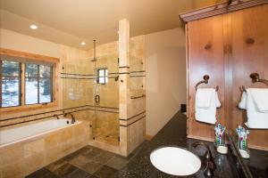 une salle de bain avec une baignoire et un lavabo dans l'établissement Truckee Treasure at Grays Crossing by Tahoe Getaways - Relaxing Home w Private Hot Tub, Dogs Welcome!, à Truckee 16 autres photos
