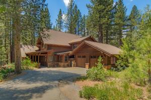 une maison dans les bois avec une allée dans l'établissement Truckee Treasure at Grays Crossing by Tahoe Getaways - Relaxing Home w Private Hot Tub, Dogs Welcome!, à Truckee