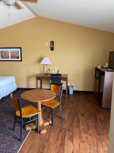 Pokój ze stołem, krzesłami i łóżkiem w obiekcie Southern Inn & Suites RV Lots now available w mieście Yorktown