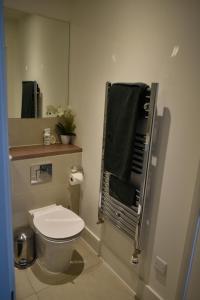 Ett badrum på A private en-suite bedroom in Bromley-by-Bow