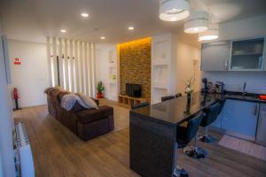 ポルト・モニスにあるVilla Rosaのキッチン、リビングルーム(ソファ、カウンター付)