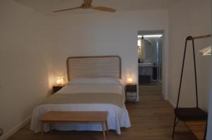 a bedroom with a bed and a ceiling fan at Excepcional Apartamento AMANECER CABO a pie de playa y mar,NUEVO A ESTRENAR in Alicante