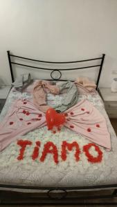 um bebé deitado numa cama com um bolo de aniversário em Curti Granda em Rescaldina