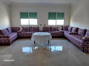 塞拉的住宿－Big Appartement with 3 bedrooms，一个大客厅,配有紫色的沙发和一张桌子