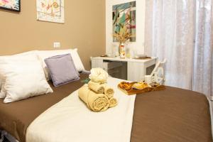 a bed with towels and a tray of food on it at Crescenzago#34, vicino Metro M2 e Ospedale San Raffaele in Milan