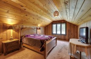 A bed or beds in a room at Sunshine Pines - Mountain Retreat Oasis home