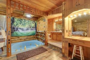 Palanda nebo palandy na pokoji v ubytování Sunshine Pines - Mountain Retreat Oasis home