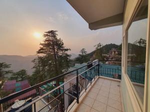 einen Balkon mit Blick auf die Berge in der Unterkunft Maywood Hotel in Shimla