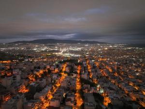una vista aérea de una ciudad por la noche en Maria’s Home, en Pireo