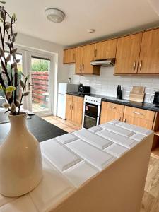 une cuisine avec un vase blanc assis sur un comptoir dans l'établissement Millfield House by Blue Skies Stays, à Middlesbrough
