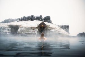 una mujer sentada en el agua en una bañera en Cozy apartment in the heart of Reykjavík! en Reikiavik