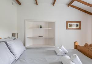 Säng eller sängar i ett rum på A D Coach House Cottage