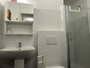 y baño blanco con lavabo y ducha. en Appartement Les Gets, 2 pièces, 6 personnes - FR-1-623-82, en Les Gets