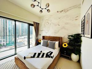 Postel nebo postele na pokoji v ubytování Lux Furnished, Walk to Dxb Mall at Burj Royale