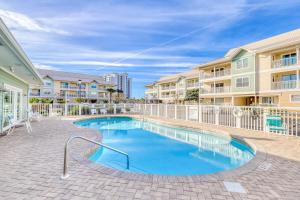 una piscina frente a unos edificios de apartamentos en St Martin Beachwalk Villas 212, en Destin