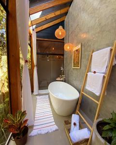 een badkamer met een groot bad en een douche bij Cabana Gato do Mato in São Francisco de Paula