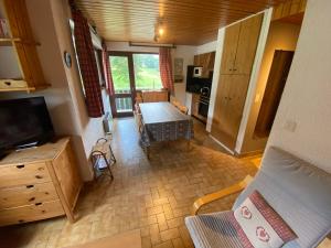 salon ze stołem i kuchnią w obiekcie Appartement cosy et lumineux proche des télécabines, avec balcon et parking, animaux acceptés ! - FR-1-692-33 w mieście La Chapelle-dʼAbondance