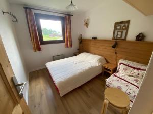 Łóżko lub łóżka w pokoju w obiekcie Appartement cosy et lumineux proche des télécabines, avec balcon et parking, animaux acceptés ! - FR-1-692-33