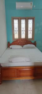 Gulta vai gultas numurā naktsmītnē Hallima Home Stay Services Golden Nagar