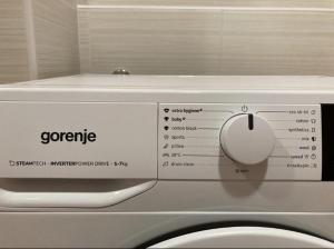 een close-up van een wasmachine met de woorden generiek bij Učiteľov - The teachers house in Liptovský Mikuláš