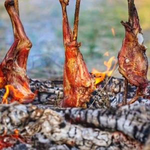 tres piezas de carne cocinando en una parrilla en Kundmalir Gold Coast Beach Resort, 