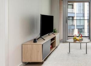una sala de estar con TV de pantalla plana en un armario en ShySuite 1BED en Londres