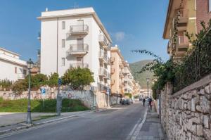 uma rua da cidade com edifícios ao lado da estrada em Casa Vacanze Circe em Sperlonga