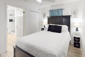 A bed or beds in a room at Gulfview II 131