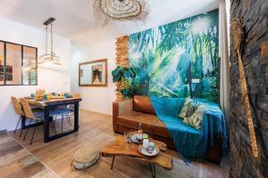 een woonkamer met een blauwe bank en een tafel bij Bali Dream II Hyper Centre Fontaine Moussue in Salon-de-Provence