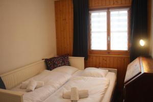 a room with a bed with two towels on it at Le Loup, grand chalet coup de cœur in Moleson