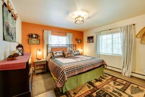 En eller flere senge i et værelse på Single-Story Soldotna Home Near the Kenai River!