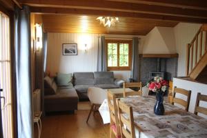 ein Wohnzimmer mit einem Sofa und einem Tisch in der Unterkunft Le Loup, grand chalet coup de cœur in Moleson