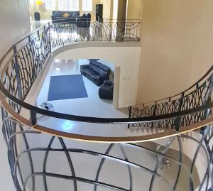 una escalera de caracol en una casa con sala de estar en Luxury 3-Bed House in St Ann's Ocho Rios, en Priory