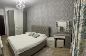 - une petite chambre avec un lit et un miroir dans l'établissement Urban Harmony Loft, à Bucarest