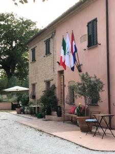 budynek z dwoma flagami na boku w obiekcie Il Posto Perfetto w mieście Santa Maria Nuova