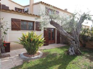 Vonkajšia záhrada v ubytovaní Casa con Piscina Privada, Cerca del Mar, WiFi Gratis, Aire Opcional, Mascotas y Playa para Perros - ES-184-10