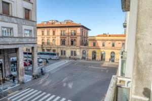 widok na pustą ulicę w mieście w obiekcie Astoria Comfort Rooms w Bolonii