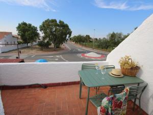 a green table and chairs on a balcony with a street at Apartamento junto al mar con wifi gratuito, aire acondicionado opcional, mascotas permitidas. - ES-184-56 in Riumar