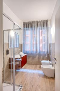 - Baño con 2 lavabos y 2 aseos en Astoria Comfort Rooms en Bolonia