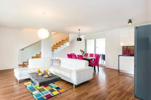 ein Wohnzimmer mit einer weißen Couch und einem Tisch in der Unterkunft Villa NIKA in Srima