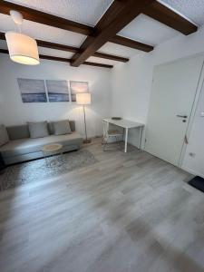 ein Wohnzimmer mit einem Sofa und einem Tisch in der Unterkunft Ferienwohnung zur Sternblume in Bruchweiler-Bärenbach