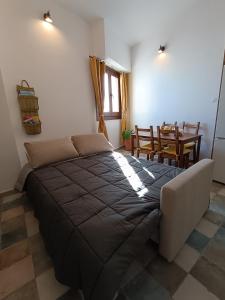 1 dormitorio con 1 cama grande y 1 mesa en Rincones de Darío: Capítulo I, en Campo de Criptana