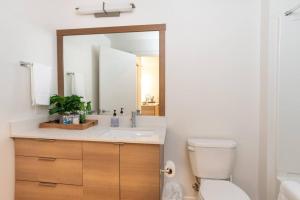 uma casa de banho com um lavatório, um WC e um espelho. em Top Floorbalcony55" 4k Smart Tv360 Rooftop View em Tacoma