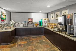 a fast food restaurant with a counter with refrigerators at Yosemite Southgate Hotel & Suites in Oakhurst