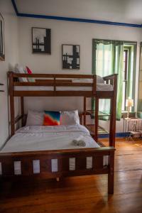 普羅維登斯的住宿－Michie Hostel，一间卧室配有两张双层床。