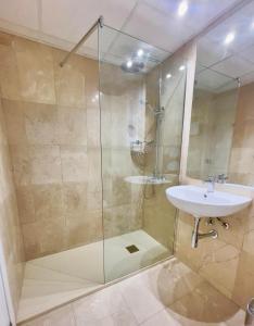 Luxury apartment Benalmadena First line的一间浴室